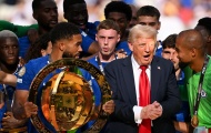 Donald Trump khiến Reece James bối rối khi chiếm sóng lễ trao cúp của Chelsea