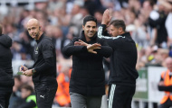 Arteta cười trừ, vỗ tay mỉa mai sau khi Arsenal bị từ chối penalty trước Newcastle