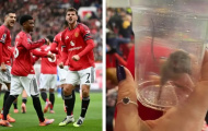 Cổ động viên Sunderland bắt chuột trên khán đài Old Trafford giữa trận thua Man United