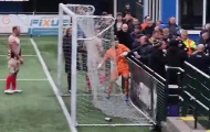 Hỗn chiến kinh hoàng tại Anh: Thủ môn đấm thẳng mặt CĐV, trận đấu bị hủy ở tỷ số 6-0