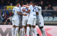 Inter Milan thắng kịch tính Verona nhờ bàn phản lưới phút bù giờ, áp sát ngôi đầu Napoli
