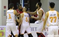 Stefan Nguyễn can ngăn đồng đội hiếu chiến trong trận thua Saigon Heat