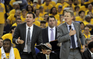 HLV Steve Kerr tìm thấy mình trong hình ảnh của Luke Walton