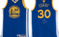 Curry thu về số tiền kỷ lục của một chiếc áo đấu?