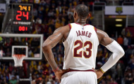 Đại thắng Utah Jazz, LeBron James vượt mặt Larry Bird và áp sát Wilt Chamberlain