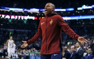Thomas bất lực nhìn đồng đội gục gã trên sân của Boston Celtics
