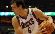 Milwaukee Bucks sắp ký hợp đồng với cầu thủ Warriors, Cavaliers