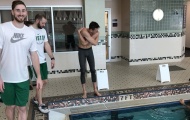 Gordon Hayward “khoe” đôi chân khỏe mạnh bên hồ bơi