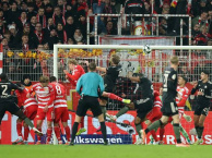 Neuer tỏa sáng, Bayern sống sót trước Union Berlin