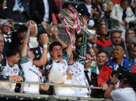 Cầu thủ Sheffield rơi nước mắt nhìn Sunderland vỡ òa niềm vui thăng hạng