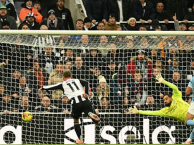Howe ôm đầu khi Newcastle phung phí bốn cơ hội trước Man City