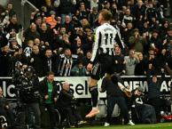 Harvey Barnes chuộc lỗi với cú đúp vào lưới Man City