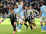 Barnes ghi cú đúp, Newcastle khiến Man City mất ngôi nhì bảng