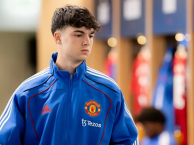 Vỡ mộng du học, Fredricson tiếp tục gắn bó MU