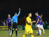 Hùng Dũng dính thẻ đỏ, Hà Nội vẫn thắng SLNA 3-1