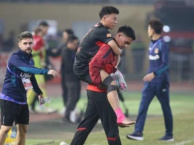 Bão chấn thương càn quét V-League, HLV Kim Sang-sik lo sốt vó