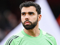 Suýt biếu bàn thắng, Raya bị chuyên gia chỉ trích