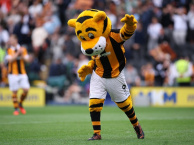 Hull City bị phạt nặng vì khẩu hiệu kỳ thị đồng tính trong trận gặp Chelsea