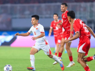 Thành Long gánh vác tuyến giữa Việt Nam trước Thái Lan