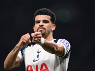 Tottenham giữ chân Solanke và sắp thưởng Ben Davies