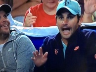 Phì cười với cảnh Roger Federer đánh trống trên khán đài