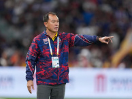 HLV Thawatchai cúi đầu nhận lỗi sau trận chung kết SEA Games 33 trước U22 Việt Nam