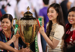 Hoa hậu Đỗ Mỹ Linh cùng CLB Hà Nội ăn mừng chức vô địch