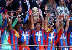 Hình ảnh trái ngược trong ngày Crystal Palace quật ngã Man City