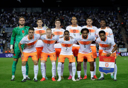 Chấm điểm Hà Lan: Van Dijk cứu rỗi; Van Bommel gây họa