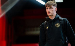 Carrick xúc động khi trao cơ hội cho con trai Fletcher