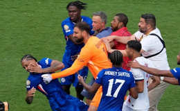 Luis Enrique mất kiểm soát tấn công cầu thủ Chelsea sau thảm bại