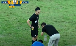 HLV Kim Sang-sik bất ngờ vái trọng tài sau thẻ vàng 