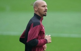 Thua thê thảm, Ibrahimovic cạo trọc đầu?