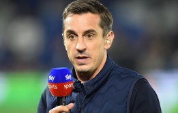 Gary Neville xếp đội hình tuyển Anh, Van der Sar hỏi một câu chí mạng