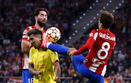 Con trai nhận thẻ đỏ, cha Griezmann bức xúc với Ibrahimovic