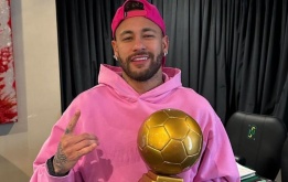 Neymar nhận giải thưởng gây tranh cãi