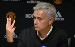 Những khoảnh khắc điên rồ nhất của Mourinho tại Man Utd: Chiến Pogba; 3 ngón tay
