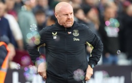 Sean Dyche phản pháo gay gắt quan điểm ở trận Chelsea, gọi tên Arsenal