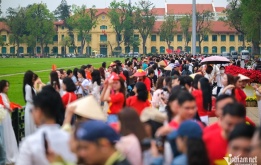 Hà Nội: Người dân nô nức đổ về Quảng trường Ba Đình trước ngày 30/4