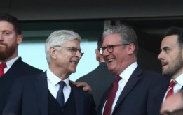 Arsene Wenger suýt bị kẹt thang máy trong ngày trở lại Emirates