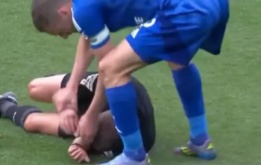 Jamie Vardy khiến người hâm mộ “cạn lời” với hành động khi trọng tài bị chấn thương