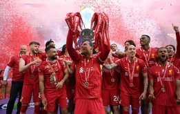 Van Dijk xúc động, Sky Sports ngỏ lời xin lỗi giữa lễ đăng quang