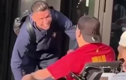 Phản ứng của Cristiano Ronaldo khi bị fan ngồi xe lăn vô tình va phải