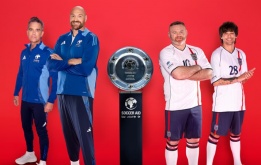 Iain Stirling tiết lộ những món quà độc đáo dành cho các cầu thủ tham gia Soccer Aid