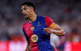 Barcelona không thể biến Araujo thành 'vật tế thần'