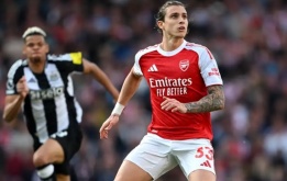 Thắng Newcastle, Arsenal đối mặt nguy cơ mất Calafiori vì chấn thương