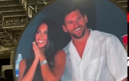 Messi và vợ 'gây sốt' với màn kiss cam đêm nhạc Coldplay
