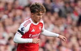 Timber ấn tượng với thần đồng Arsenal