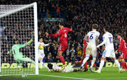 Leeds 3-3 Liverpool: Tanaka làm nổ tung Elland Road với bàn gỡ cuối trận