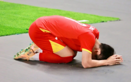 CĐV Thái, Indo nể phục khi Đình Bắc quỳ gối xin lỗi